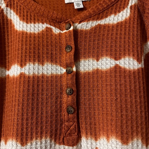 Casual waffle weave top.  Tye Dye type print. - Picture 2 of 4